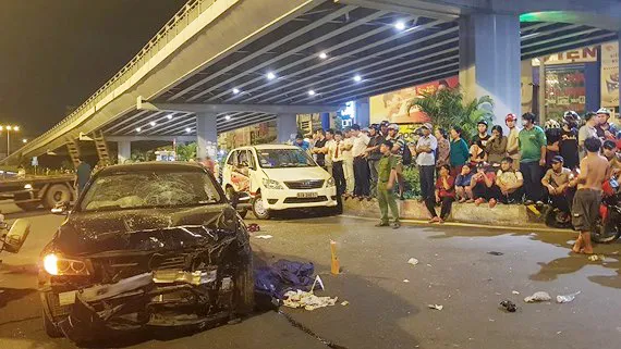 Vụ xe BMW gây tai nạn liên hoàn tại ngã tư Hàng Xanh: 3 nạn nhân nguy kịch tại bệnh viện ảnh 2