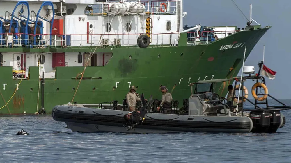 Vụ rơi máy bay tại Indonesia: Tìm thấy hộp đen máy bay ảnh 1