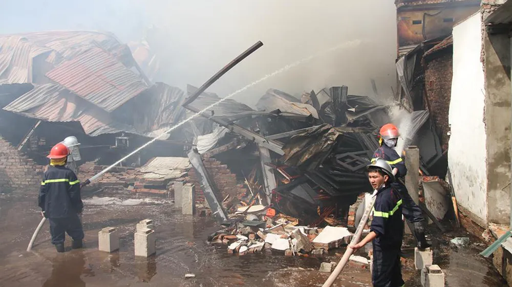 Cháy lớn thiêu rụi xưởng gỗ gần 400m² ở làng nghề Lũng Kênh ảnh 1