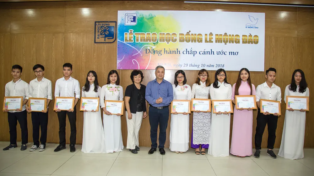  Quỹ hỗ trợ giáo dục Lê Mộng Đào trao tặng hơn 1,5 tỷ đồng học bổng ảnh 1