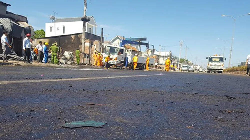 Xe bồn chở xăng gây cháy, 6 người thiệt mạng ảnh 15