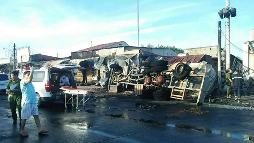 Vụ cháy xe bồn chở xăng dầu ở Bình Phước: Nguyên nhân bước đầu là do tai nạn giao thông ảnh 2