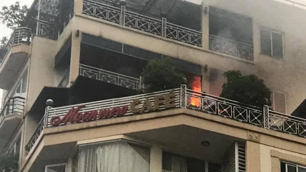 Cháy khách sạn trong khu phố cổ, nhiều khách nước ngoài hoảng loạn ảnh 1