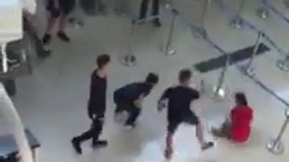 Xác định danh tính 3 đối tượng hành hung nữ nhân viên hàng không ảnh 1