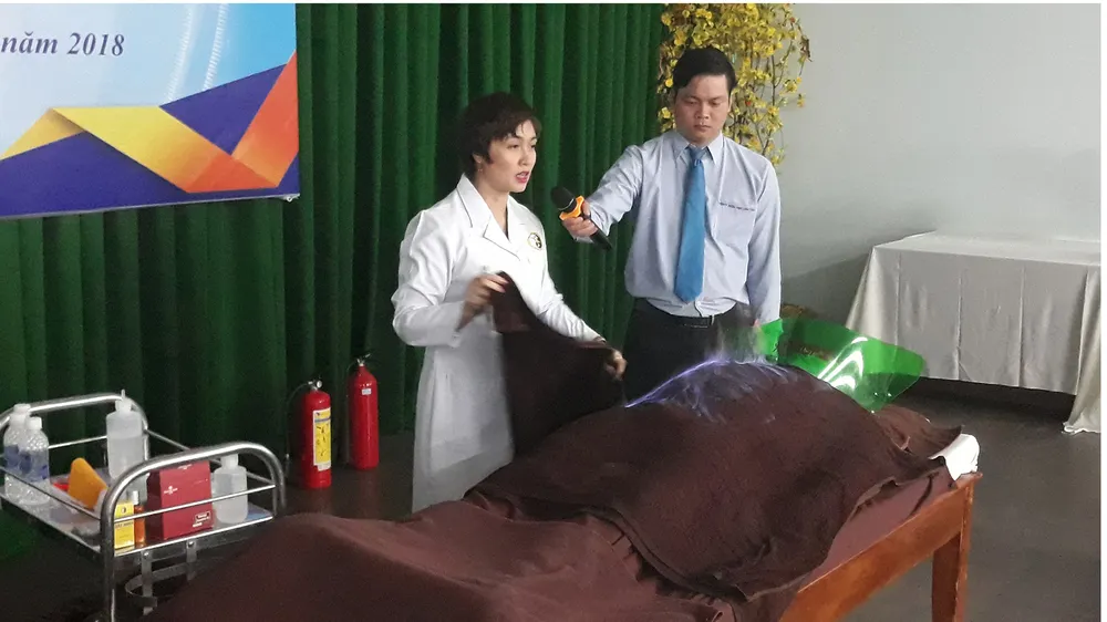 TS Nguyễn Tuyết Mai đang thực hiện hỏa trị liệu cho bệnh nhân. Ảnh: THÀNH SƠN
