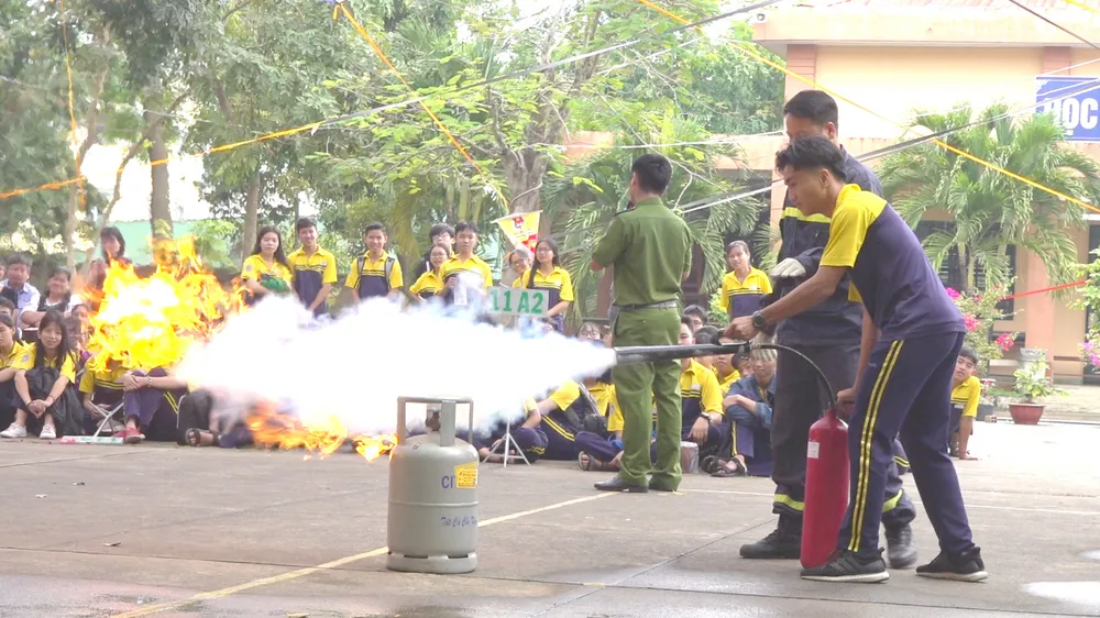 Học sinh học kỹ năng sống