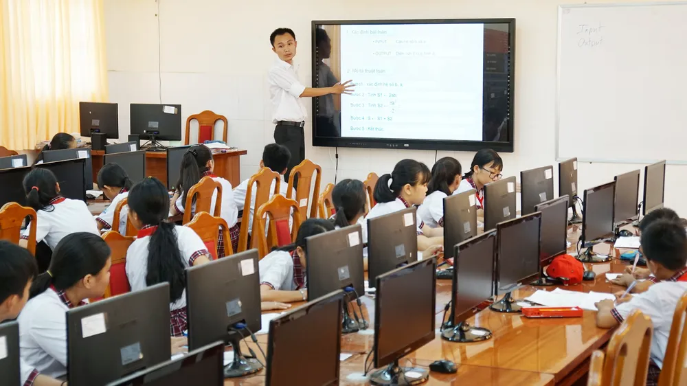 Với màn hình cảm ứng đa phương tiện, việc truyền đạt nội dung của thầy cô sẽ được học sinh tiếp thu dễ dàng hơn. Ảnh: HOÀNG HÙNG