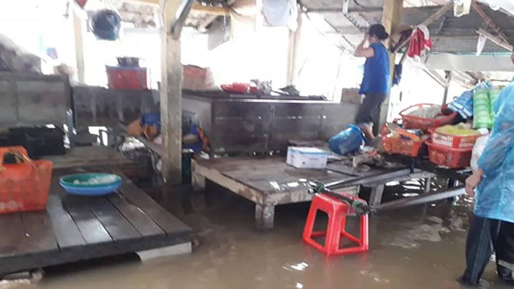 Miền Trung khẩn trương khắc phục hậu quả mưa lũ ảnh 4