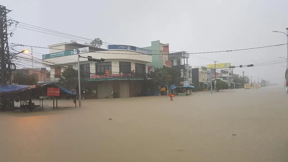 Miền Trung khẩn trương khắc phục hậu quả mưa lũ ảnh 1