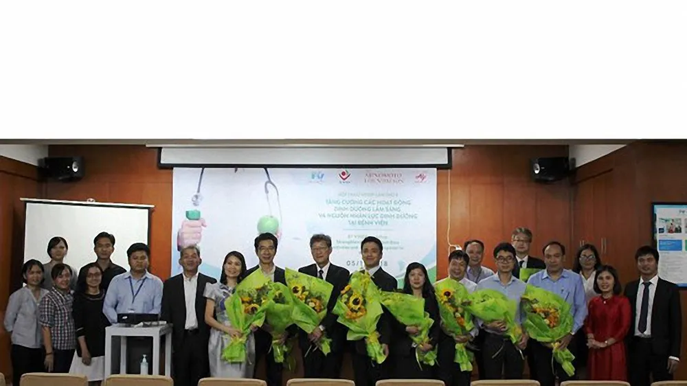 Các chuyên gia, bác sĩ, giảng viên  đại học tham dự hội thảo