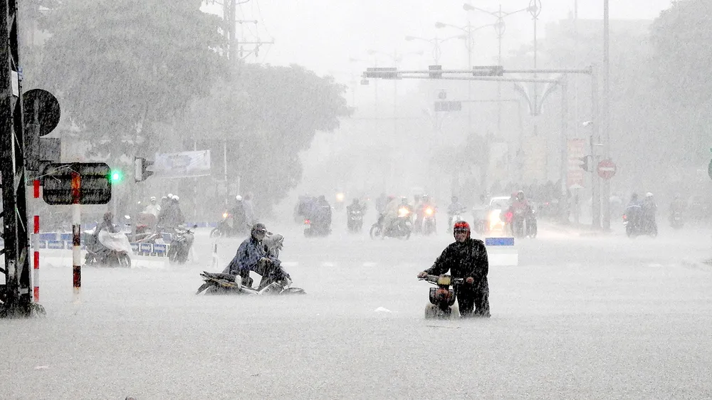 Nhiều tuyến đường khu vực trung tâm TP Đà Nẵng ngập nước