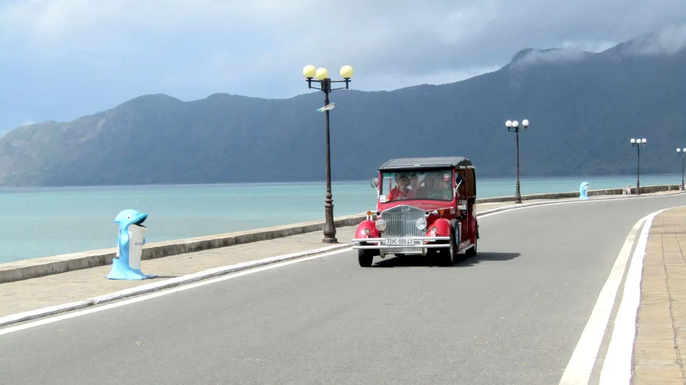 Du khách tham quan Côn Đảo bằng xe điện