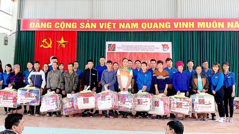 Tặng nhà hộ nghèo vùng núi phía Bắc