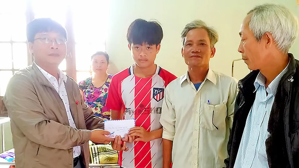 Trao tiền giúp cháu Quang Tuệ và bé Bảo Thiên