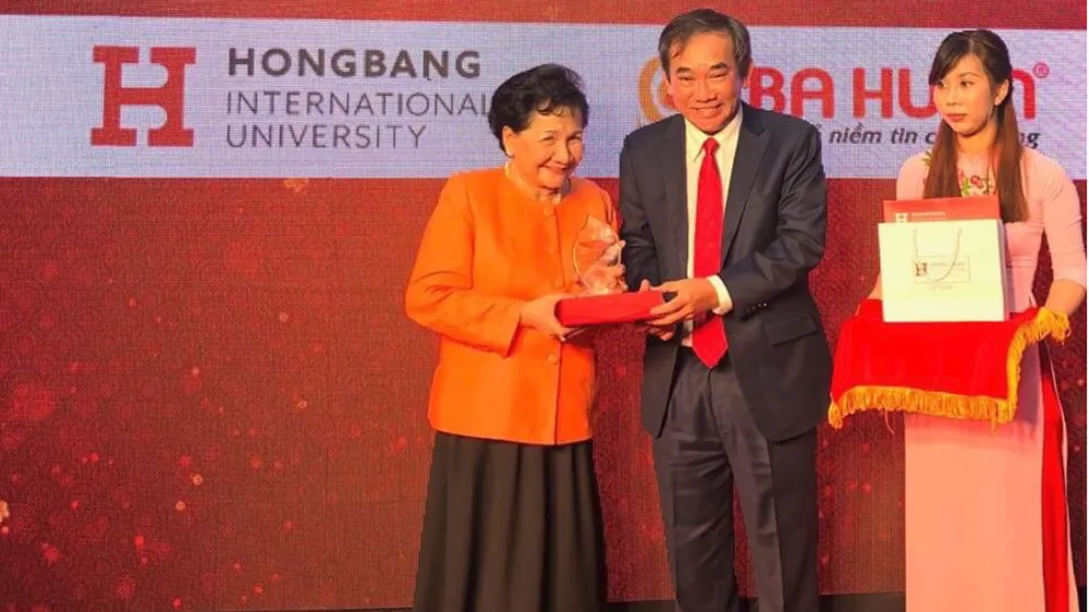 Bà Phạm Thị Huân - Chủ tịch Hội đồng Quản trị Công ty Cổ phần Ba Huân và NGND.PGS.TS Hồ Thanh Phong - Hiệu trưởng HIU tại buổi lễ ký kết chiều ngày 17-1