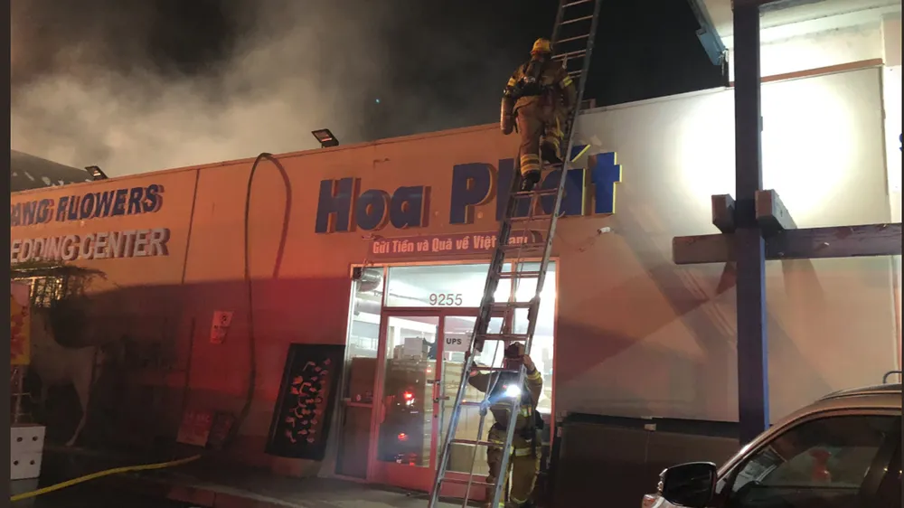 Cháy lớn trong trung tâm thương mại tại quận Cam ảnh 2