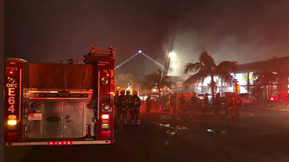 Cháy lớn trong trung tâm thương mại tại quận Cam ảnh 3