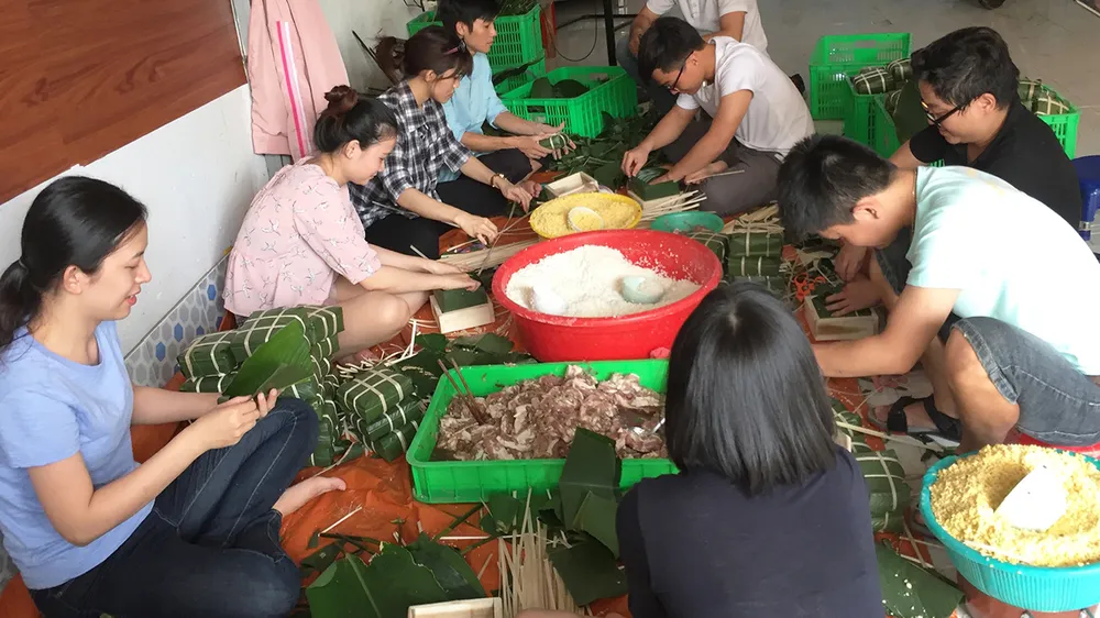 Các tình nguyện viên tự tay gói bánh chưng tặng người vô gia cư