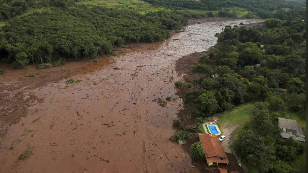 Ít nhất 9 người thiệt mạng và hàng trăm người mất tích trong vụ vỡ đập tại Brazil ảnh 14