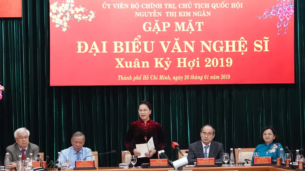 Chủ tịch Quốc hội Nguyễn Thị Kim Ngân gặp gỡ đại biểu văn nghệ sĩ khu vực phía Nam ảnh 1