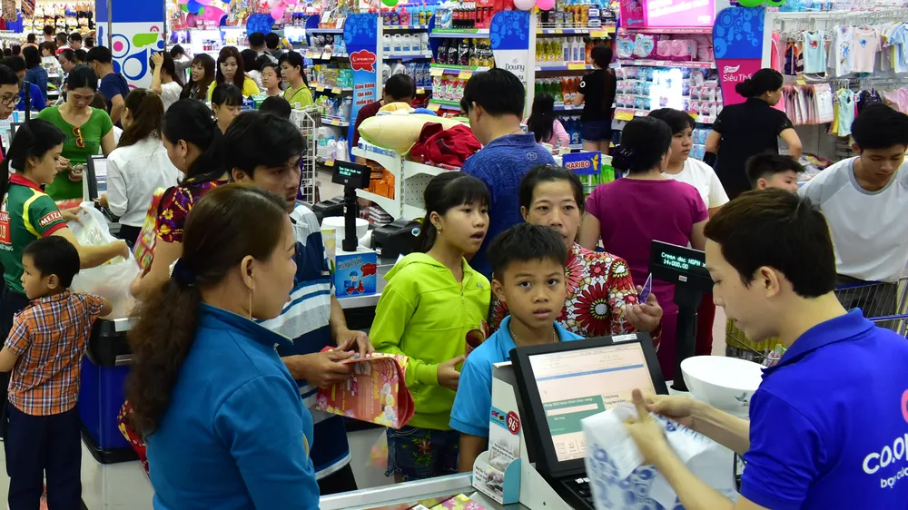 Siêu thị luôn tấp nập khách hàng mua sắm vào những ngày sát Tết