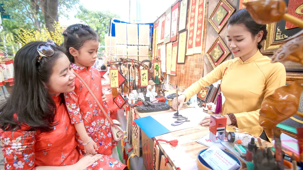 Vui chơi ngày tết cũng là dịp để gắn kết thương yêu cho gia đình. Ảnh: DŨNG PHƯƠNG