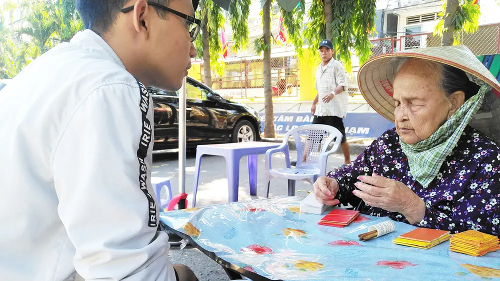 Hoạt động bói toán diễn ra công khai tại Lăng Ông  (quận Bình Thạnh) 
