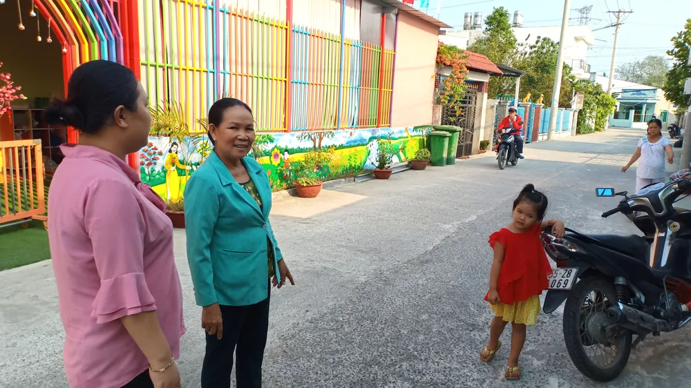 Bà Huỳnh Ngọc Thanh (phải) phấn khởi khi hẻm 1959 được mở rộng