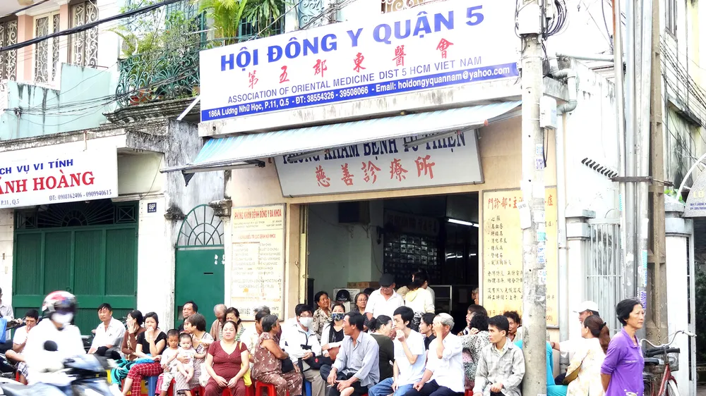 Nhiều bệnh nhân nghèo đến phòng khám từ thiện  của Hội Đông y quận 5 để được khám và cấp thuốc miễn phí