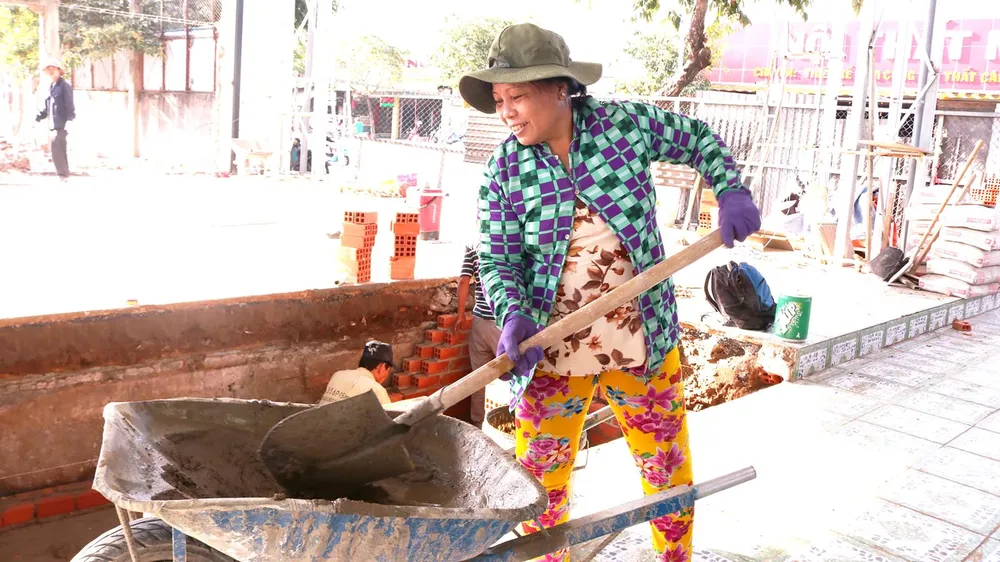 Chị Sắn đã gắn bó với công việc phụ hồ hơn 20 năm