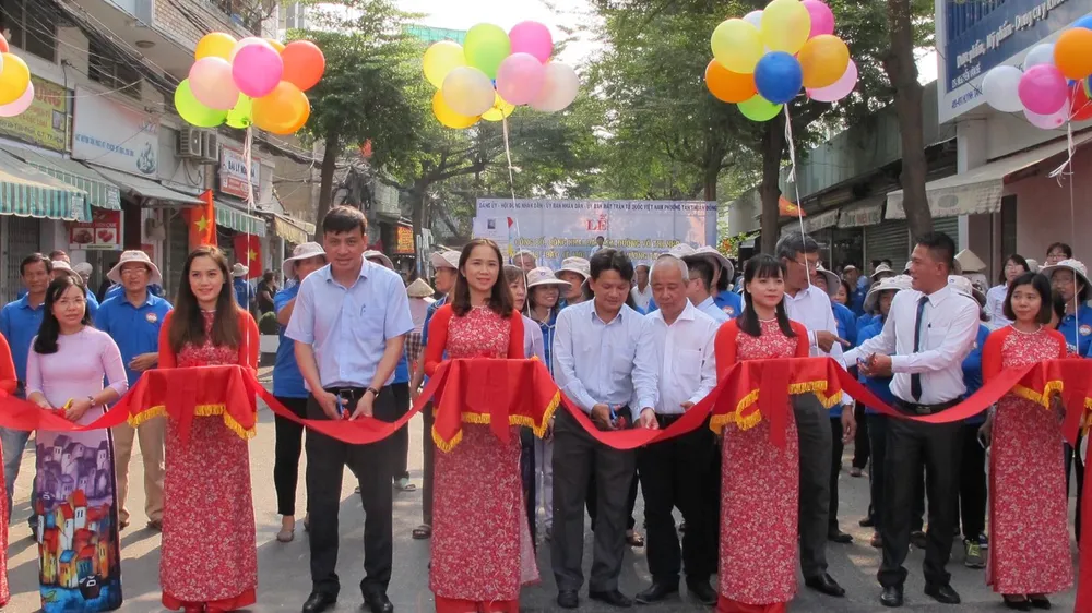 Cắt băng đặt tên đường Võ Thị Nhờ. Ảnh: VIỆT DŨNG