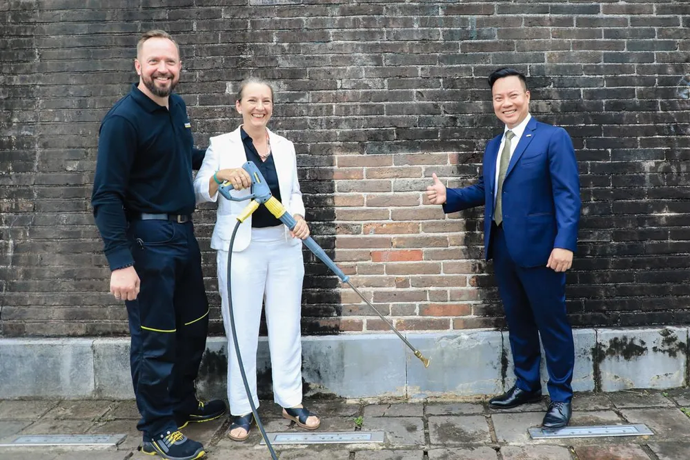 Ứng dụng công nghệ steam cleaning để làm sạch cổng Ngọ Môn - Huế ảnh 1