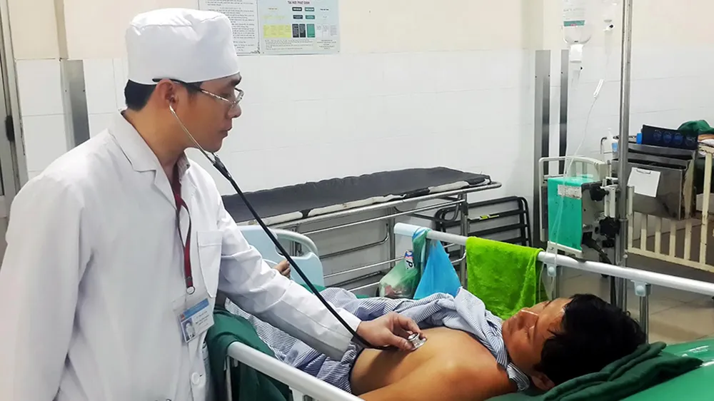 Bác sĩ khoa Cấp cứu của BV  Đa khoa Đồng Nai thăm khám cho bệnh nhân