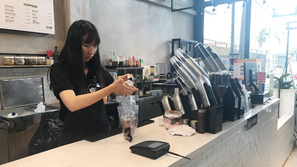 Pha chế, phục vụ quán cà phê là việc làm được nhiều sinh viên lựa chọn
