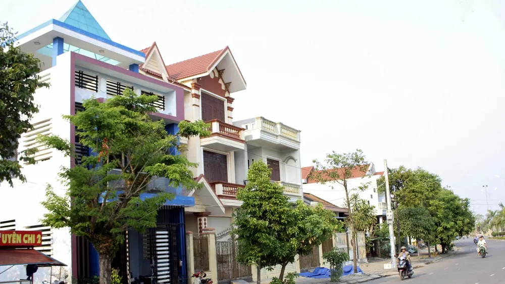 Ông bí thư dép lê ảnh 1