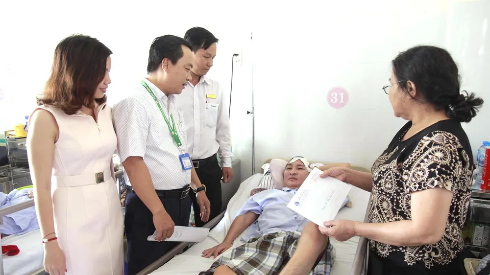 Nhân viên công tác xã hội Bệnh viện Quận 2 trao tiền hỗ trợ bệnh nhân nghèo
