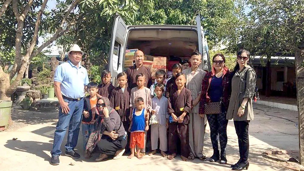 Nhóm từ thiện thăm các cháu đang được nuôi dạy tại thiền viện