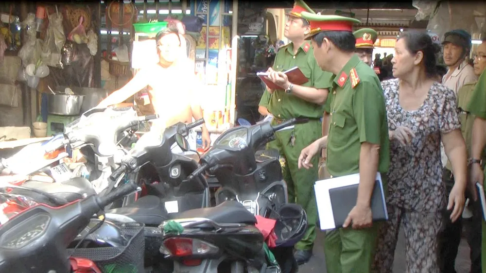 Một cổng phụ tại chợ Bình Tây bị vô hiệu hóa bởi bãi giữ xe tự phát