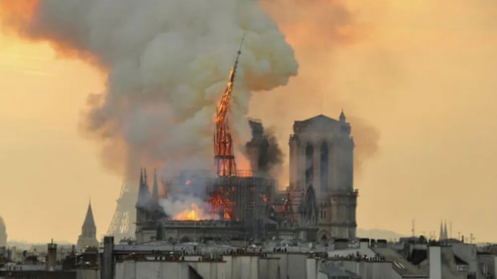 Các tổn thất trong vụ cháy Nhà Thờ Đức Bà Paris không được bảo hiểm ảnh 1