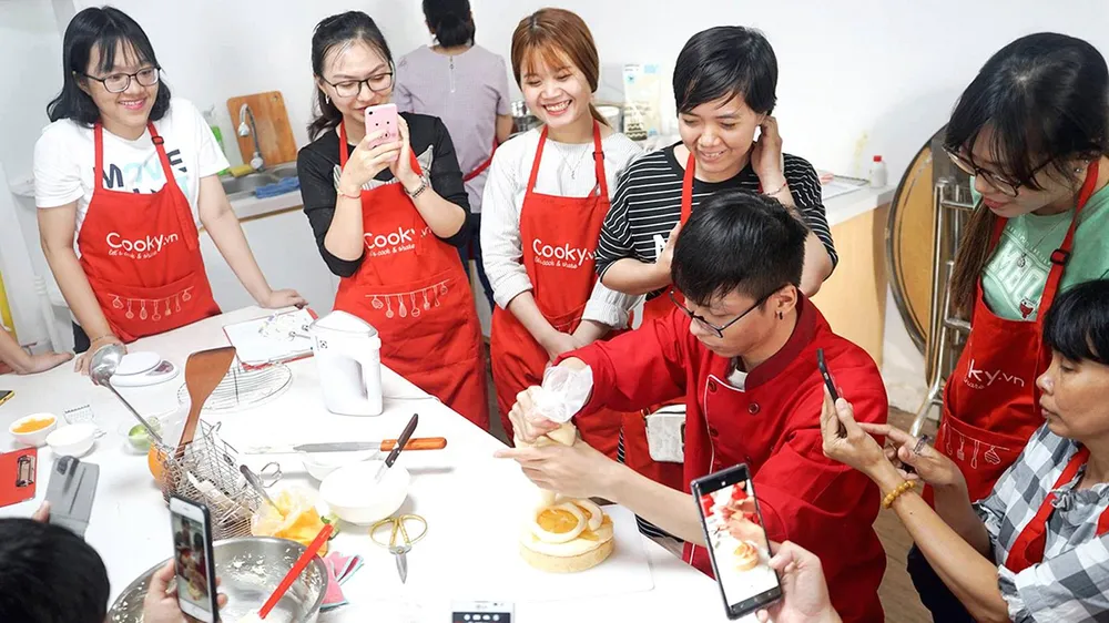 Các bạn trẻ trải nghiệm học làm bánh tại  Cooky - Cooking Class