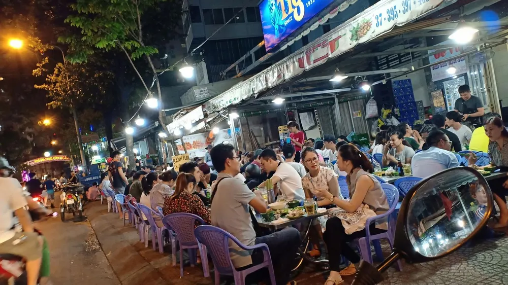 Vỉa hè bị lấn chiếm phức tạp - người dân nghi ngờ có bảo kê ảnh 2