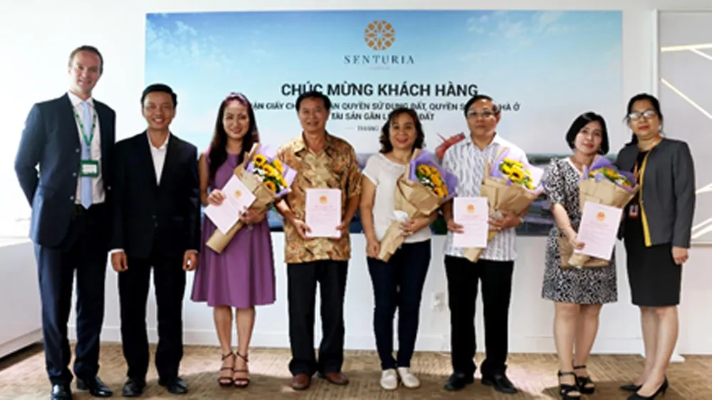 Senturia Vườn Lài bàn giao sổ hồng cho cư dân