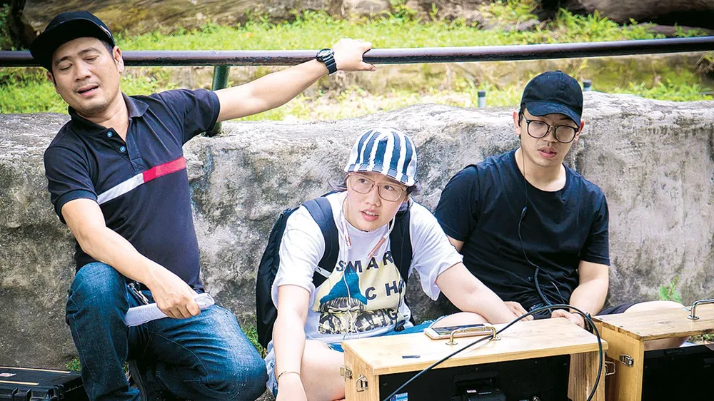 Nữ đạo diễn Giang Thanh (giữa) trên phim trường. Ảnh: N.V.C.C