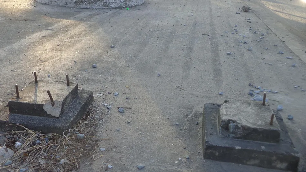 Tôi có thấy: Bảng thông tin để trơ những đinh sắt to