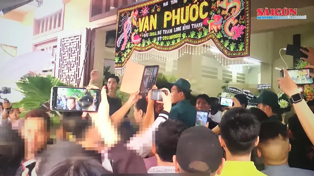 Nhiều YouTuber chen chúc cầm điện thoại, máy ảnh… để quay video hình ảnh  những nghệ sĩ nổi tiếng đến viếng tang