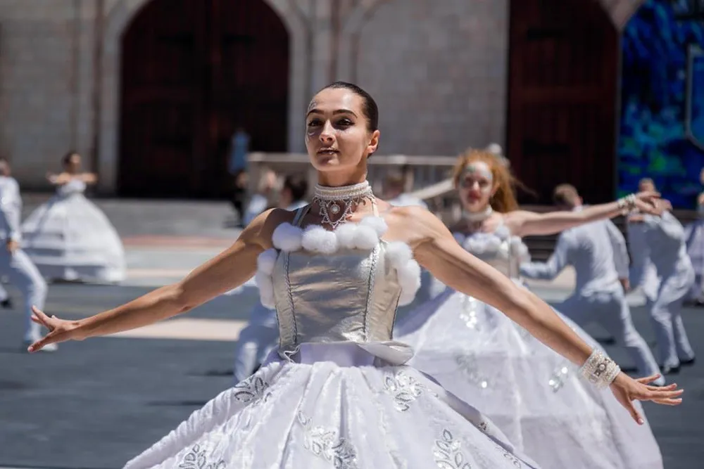 Bật mí khoảnh khắc ấn tượng trước show nghệ thuật "Vũ hội Ánh dương" ảnh 4