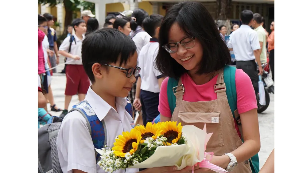 Chị chúc mừng em trai sau kỳ khảo sát vào lớp 6 trường THPT Trần Đại Nghĩa 2019. Ảnh: HOÀNG HÙNG