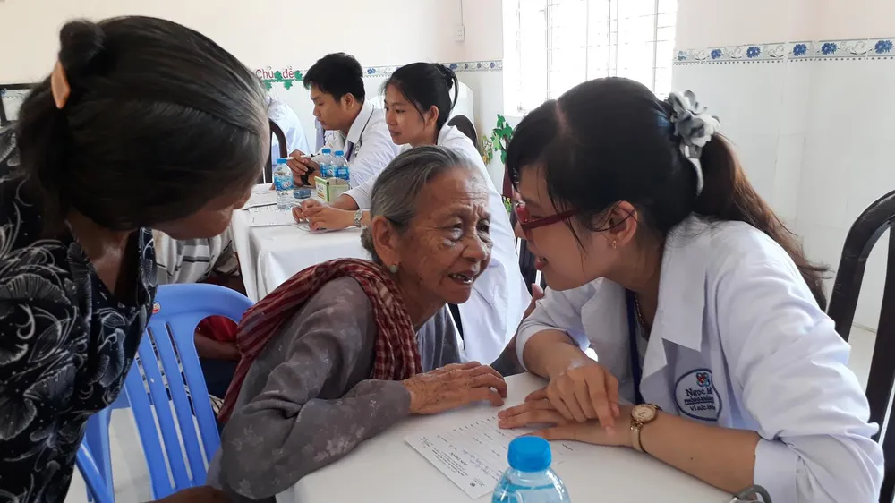 Đoàn y bác sĩ Phòng khám Đa khoa Ngọc Minh đang khám bệnh cho người dân nghèo tại xã An Thạnh Đông, huyện Cù Lao Dung. Ảnh: VIỆT NGA