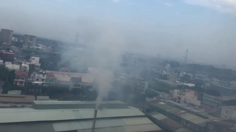 Khói từ nhà máy giấy xả thẳng lên, theo gió thổi vào chung cư  gây ô nhiễm và bụi bặm bất kể ngày đêm