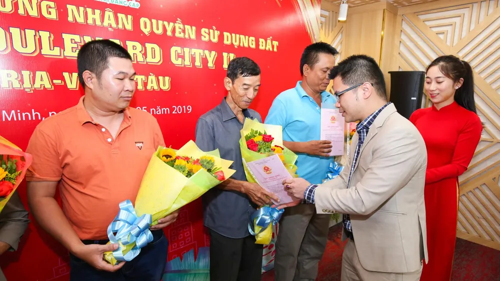Việt Hưng Phát trao hàng trăm sổ hồng cho khách hàng tại Boulevard City Bà Rịa – Vũng Tàu ảnh 1